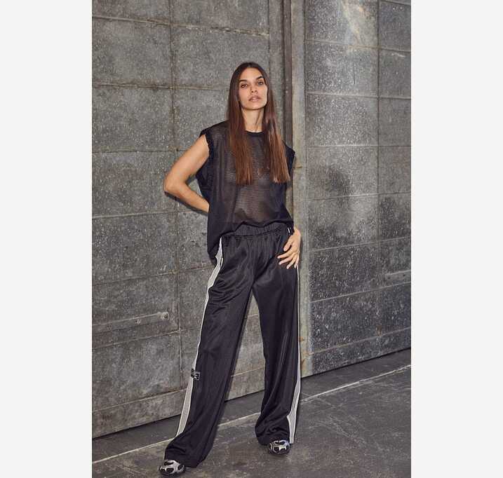 forudbestilling-haute-lamitie-drift-frill-sports-top-hl10106-black-t-shirts-206738_49a50fe6-cdb8-47ba-8424-310de7f8b4d2