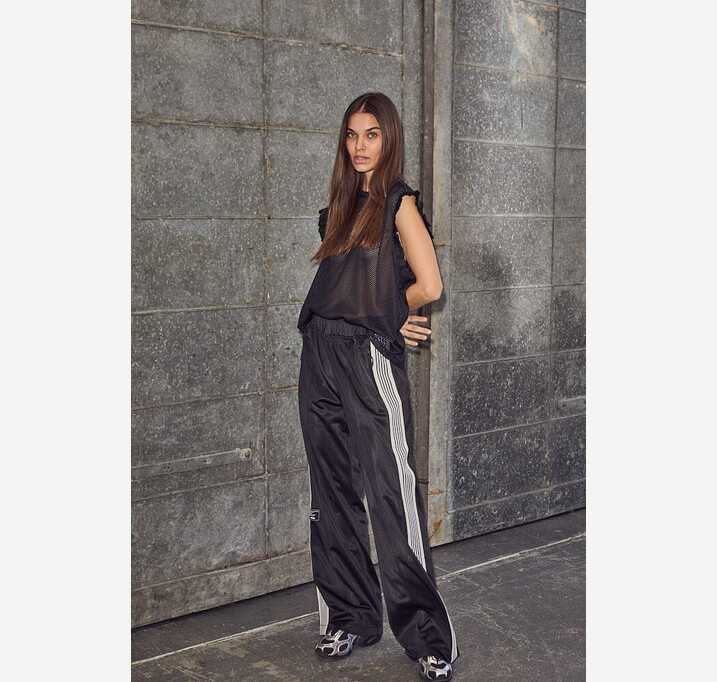 forudbestilling-haute-lamitie-drift-frill-sports-top-hl10106-black-t-shirts-764987_2ab8437c-5a9b-43f4-ac44-63c336c46b11